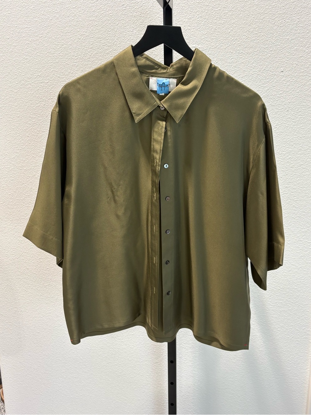 XiRENA Olive Short-Sleeve Satin Button-Down Shirt